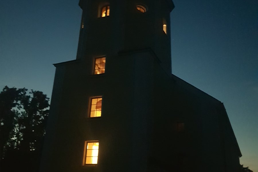Kirchturm Nachts mit Licht