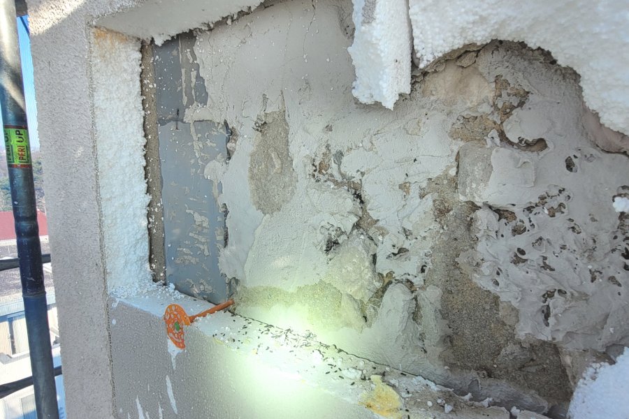 Spechtschlag Fassade geöffnet